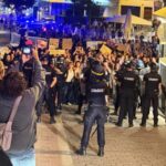 Los fascistas de izquierdas acorralando el mitin de Vox en Mahón.