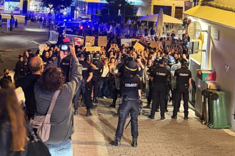 Los fascistas de izquierdas acorralando el mitin de Vox en Mahón.