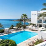 Los hoteles de tres estrellas se encarecen un 24,4% en Ibiza y Formentera y ya superan en precio a los cuatro estrellas