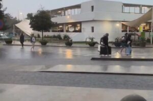 Exterior del aeropuerto de Ibiza en plena tempestad.