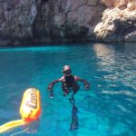 Un pescador submarino antes de un descenso.