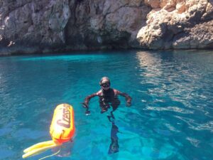 Un pescador submarino antes de un descenso.