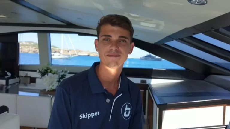 José vive en una furgoneta y trabaja como capitán de un yate de 6 millones de euros