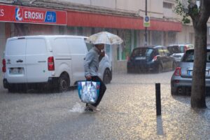 Un hombre cruza una calle del centro de Ibiza bajo un diluvio. EP