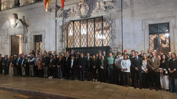 Acto del minuto de silencio en el Ayuntamiento de Palma por el accidente de trenes en Toledo
