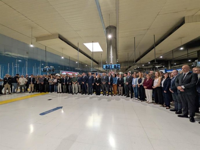 Guardan un minuto de silencio por el accidente ferroviario de Toledo en la estaci&oacute;n de tren de Palma
